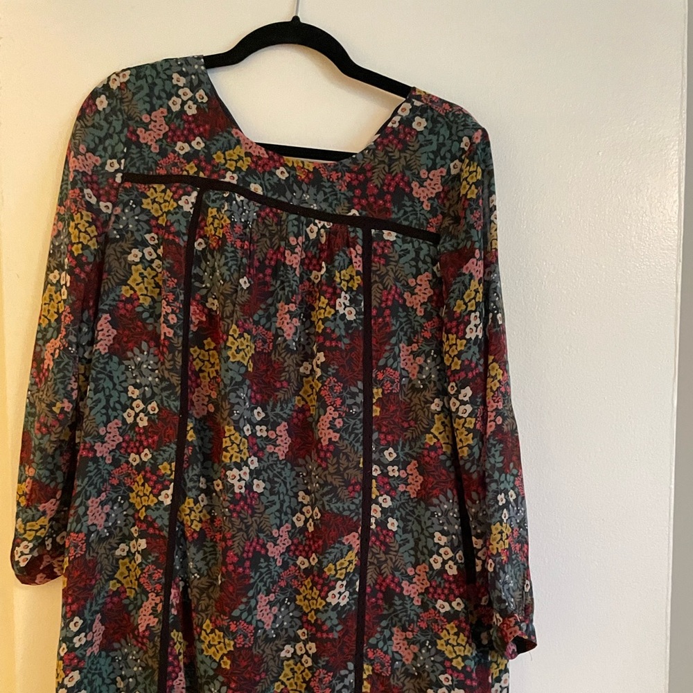 Loft flower dress, with gorgeous piping detail